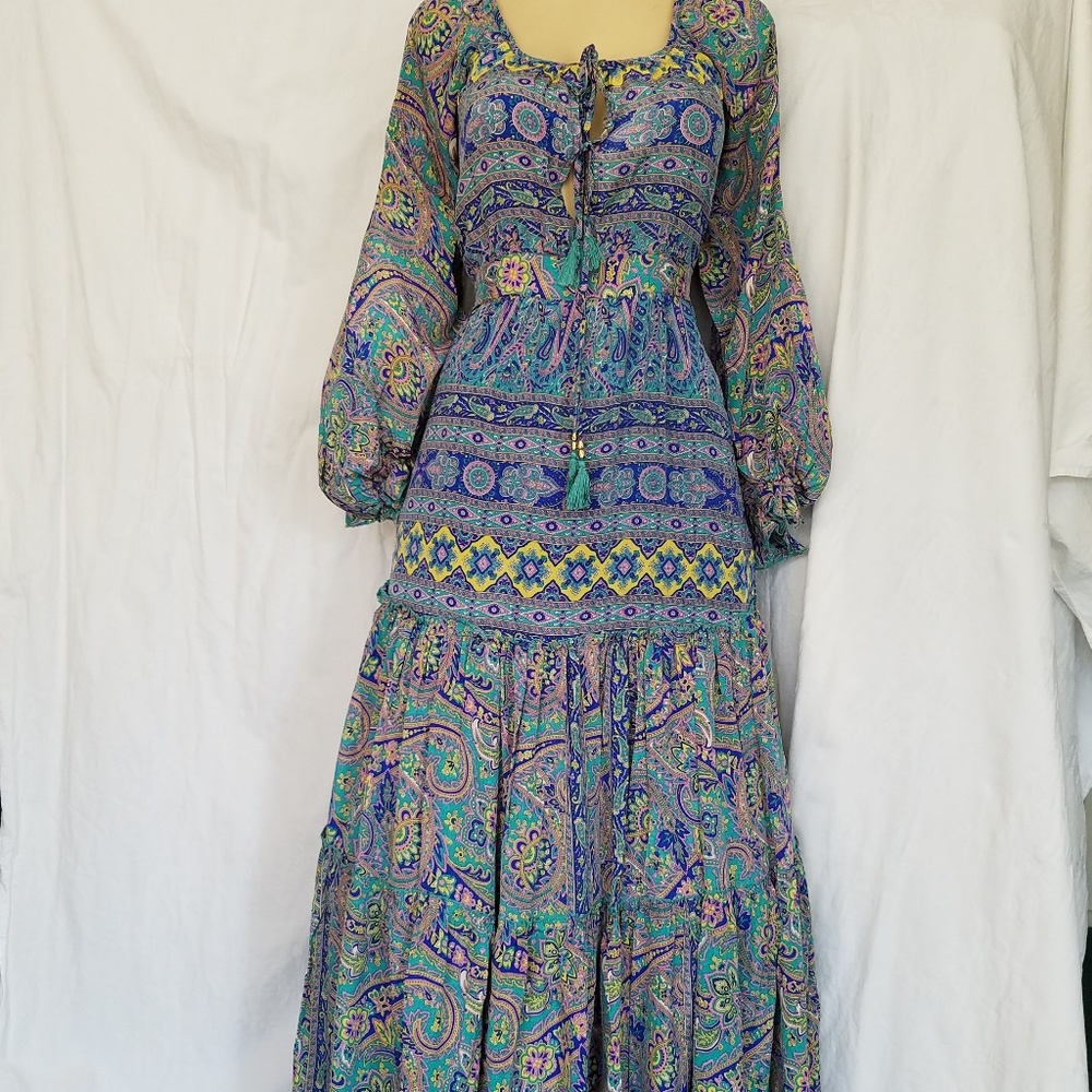 Long sleeves maxi dress, hippie style.